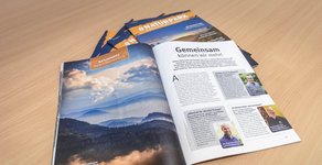 Aufgeblättertes Magazin #Naturpark, zu sehen eine Doppelseite aus dem Magazin sowie (zum Teil verdeckt) die Titelseite des Magazins