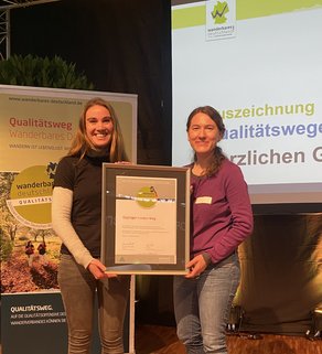 Naturparkmitarbeiterin Amelie Baur und Liane Jordan vom Deutschen Wanderverband mit der Urkunde zur Rezertifizierung des Eppinger-Linien-Wegs