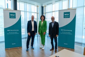Abteilungsdirektor Torsten Widmann von der WGV, Naturparkvorsitzende Diana Danner und Naturparkgeschäftsführer Dietmar Gretter bei der Präsentation der WGV als neuer Hauptsponsor des Naturparks mit zwei RollUps der WGV